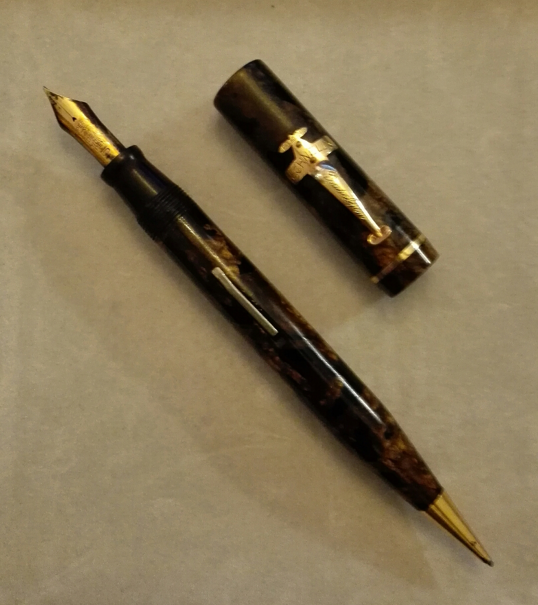 Particolare penna matita in bachelite fiammata 