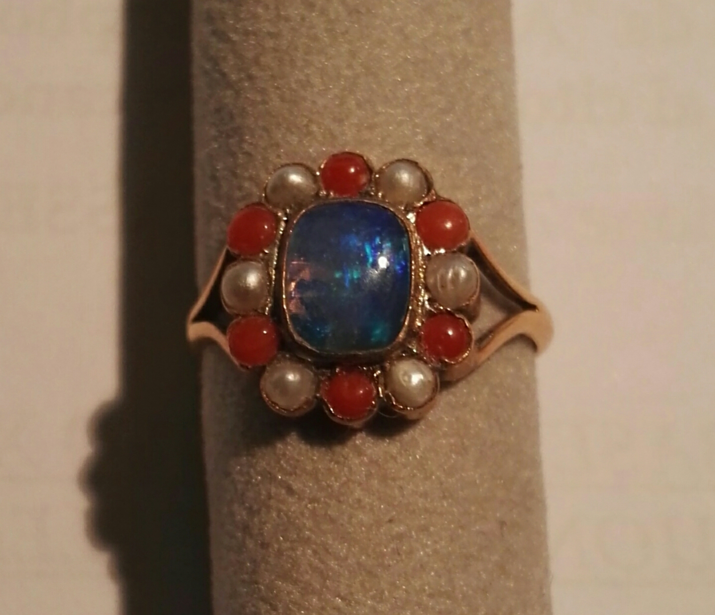 anello antico opale centrale perle e coralli