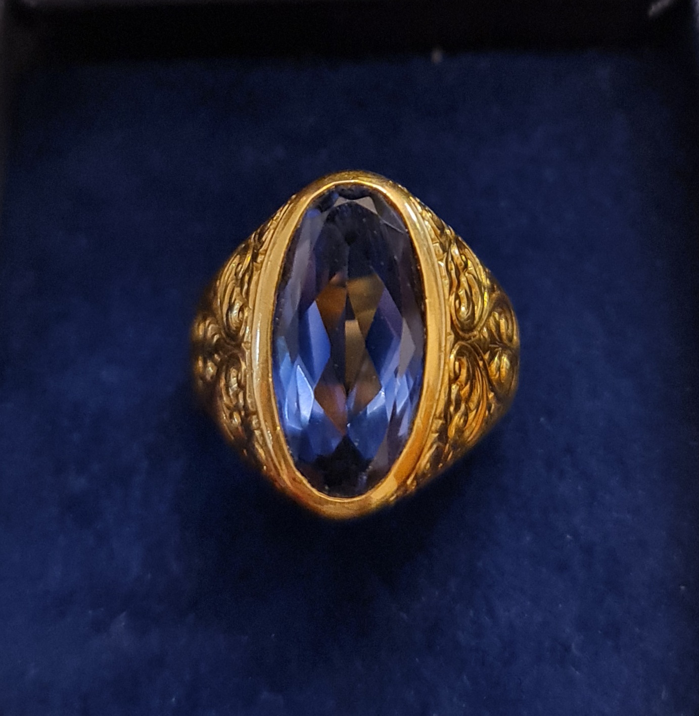 anello da uomo in oro e pietra antica