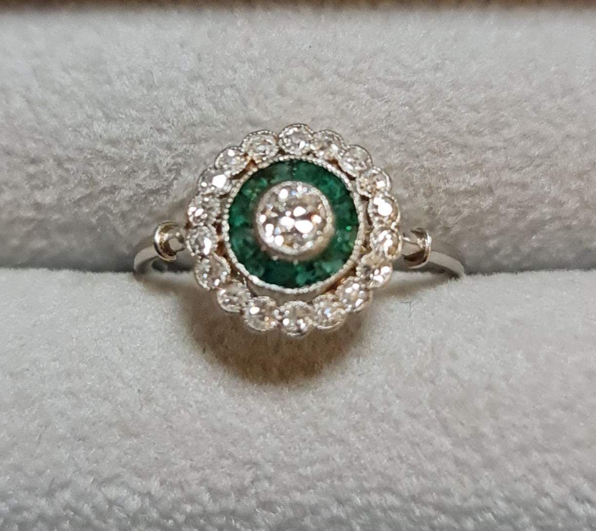 anello donna antico platino brillanti smeraldi